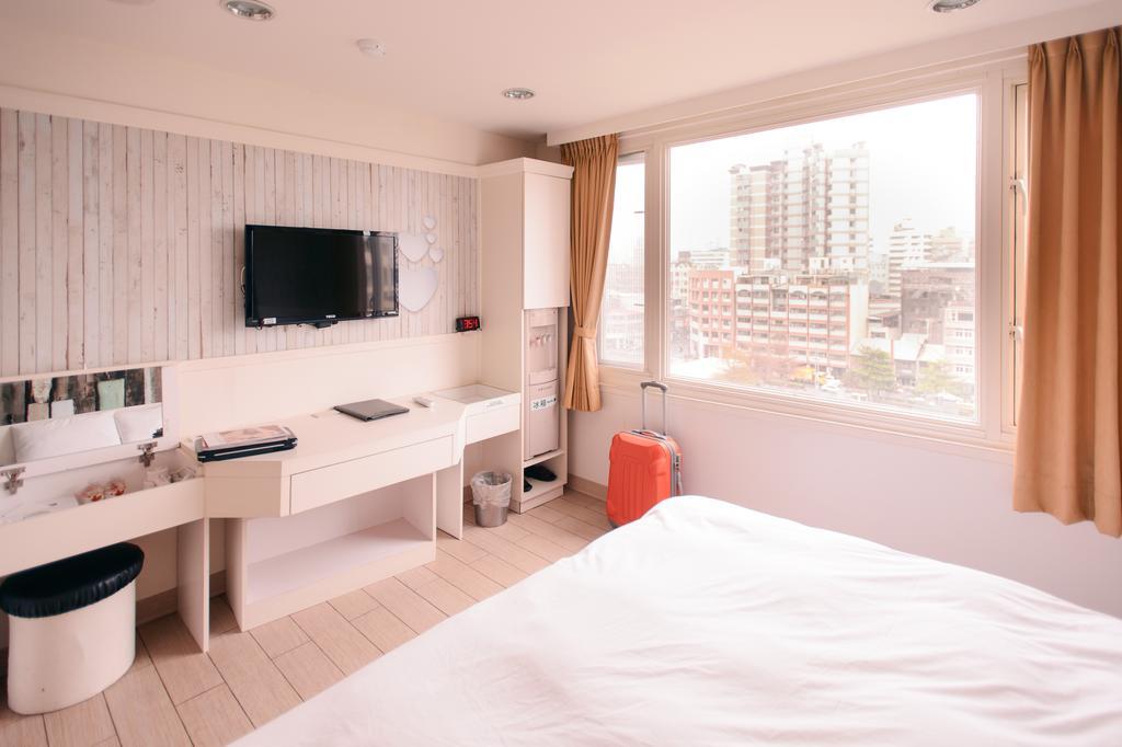 Kiwi Express Hotel - Zhong Zheng Branch Taichung Eksteriør billede