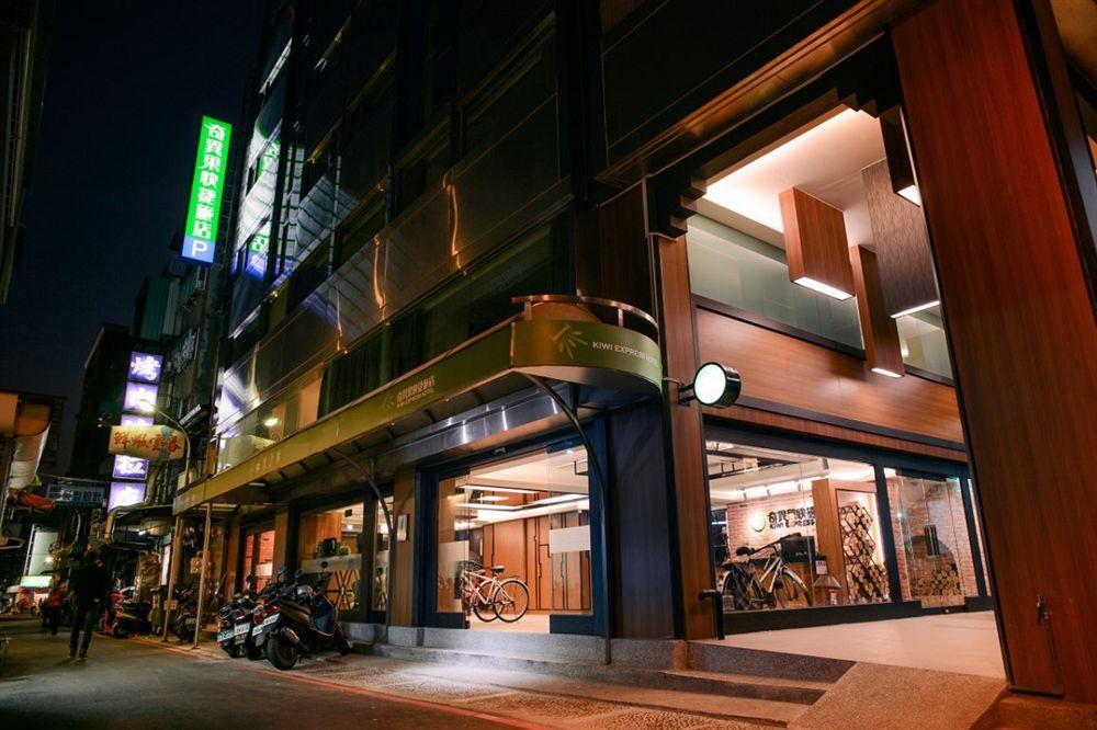 Kiwi Express Hotel - Zhong Zheng Branch Taichung Eksteriør billede